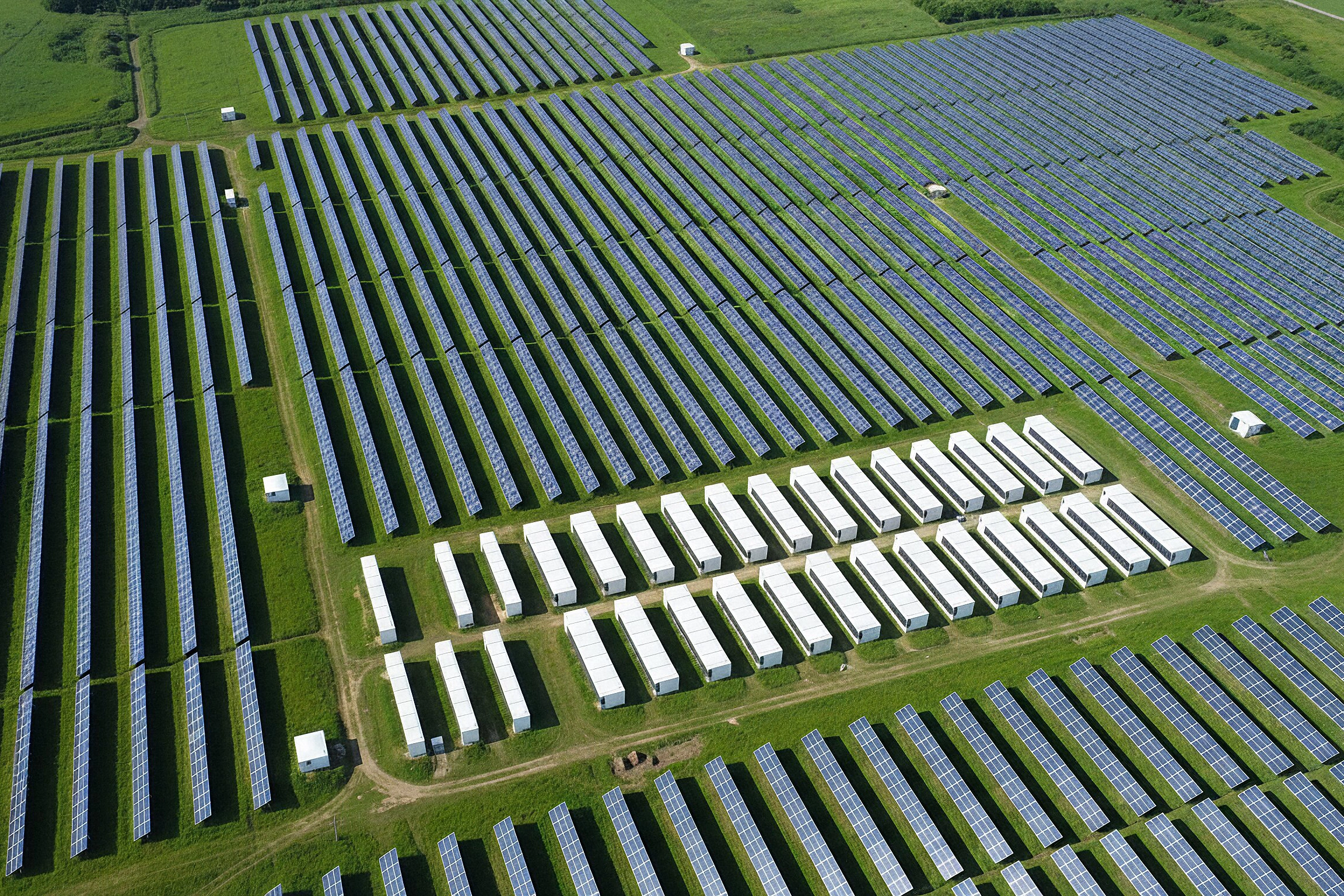 Moderne Photovoltaikanlage bei Sonnenuntergang